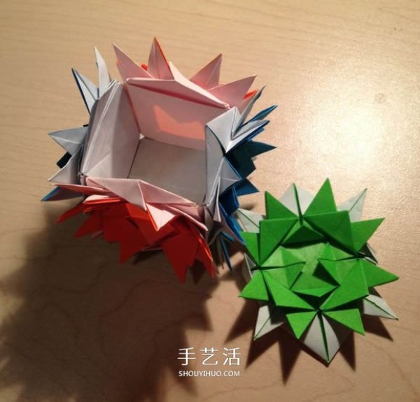 How to fold a three-dimensional combination of thorn balls and an origami illustration of a thorny flower ball