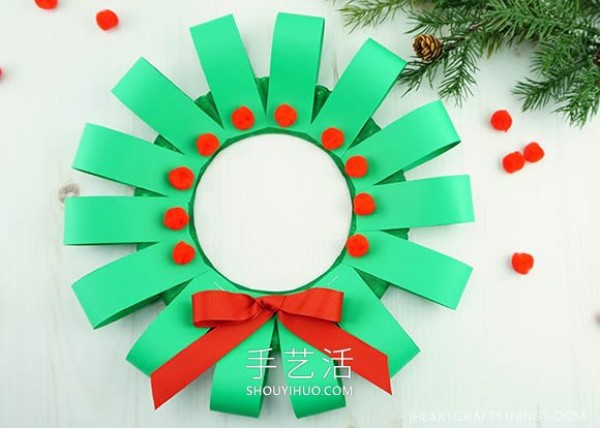 Tutorial on how to make a handmade paper plate Christmas wreath in kindergarten