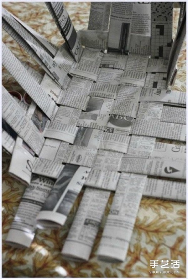 How to make woven baskets from waste newspapers and how to weave storage baskets with newspapers.