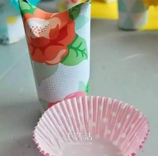 Kindergarten owl making a paper tube and cake paper crafts