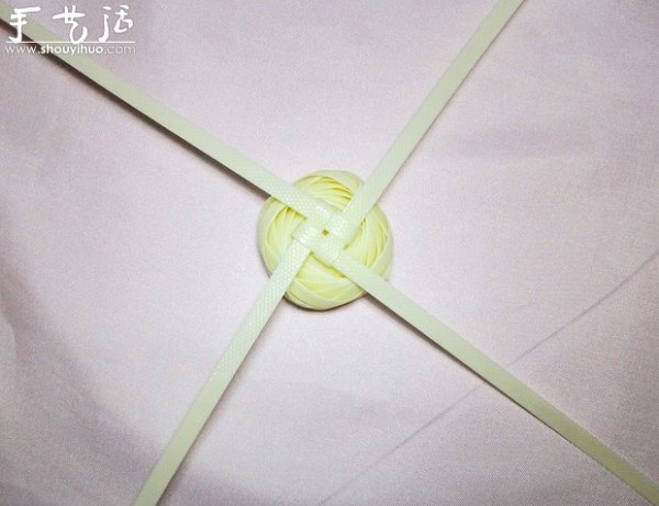 Tutorial on hand-woven beautiful flowers with woven tape