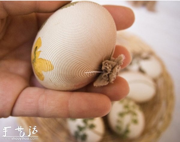 Creative handmade production of boiled eggs: printing and dyeing with white flowers and grass