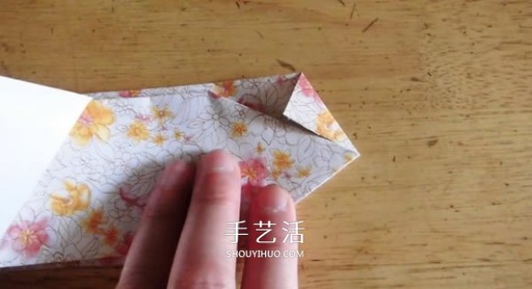 Detailed step-by-step diagram of the folding method of hand-made origami rice dumplings for the Dragon Boat Festival