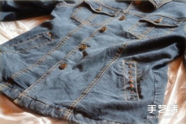 DIY Tutorial on Handmade Transformation of Old Denim Jackets to Look Punk Style