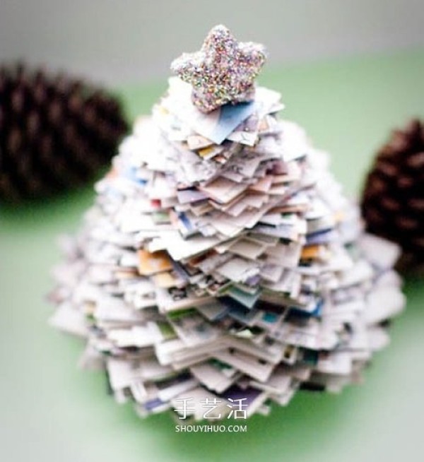 The way to make a Christmas tree from waste newspapers and magazines is simple and beautiful