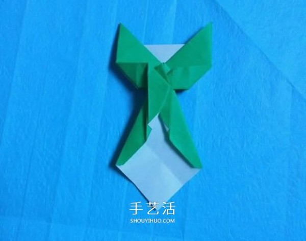 Step-by-step diagram of origami for a handmade kitten. Illustration of how to fold a cute kitten