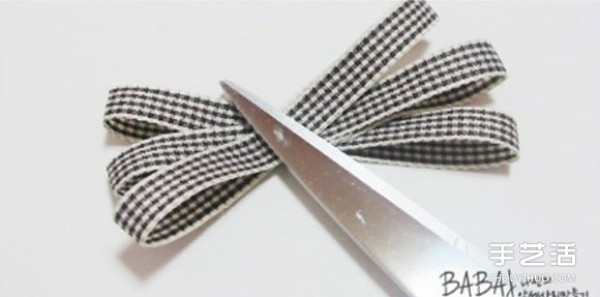 Tutorial on how to make ribbon bow hair accessories and hair clips. The steps are super simple! 