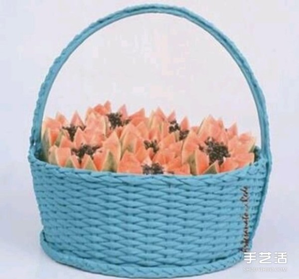 The old newspaper basket weaving method uses cardboard as the bottom of the basket