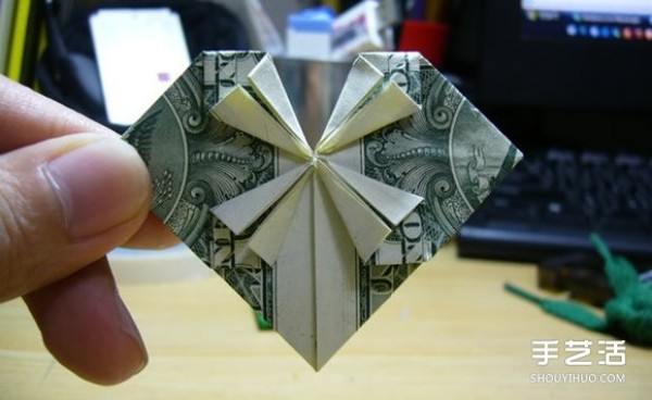 Illustration of the origami method of folding a dollar heart into a dollar bill