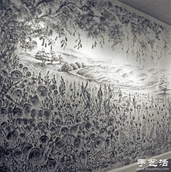 Fingers draw exquisite murals