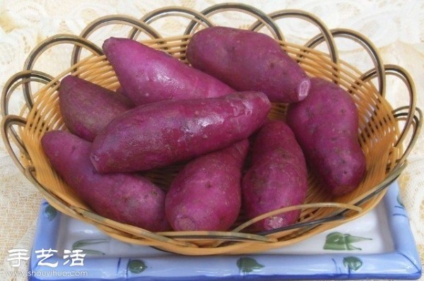 Teach you how to roast sweet potatoes in a microwave