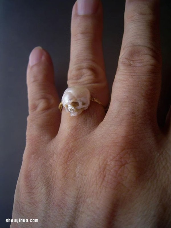 Pearls are carved into super personalized simple skull ornaments