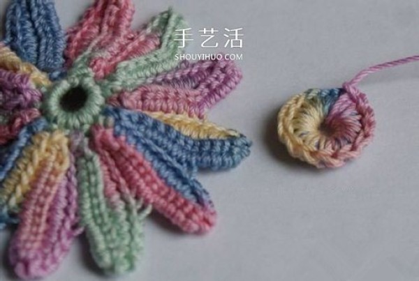 The method of crocheting colorful chrysanthemums in the graphic unit of the crocheting method of chrysanthemums