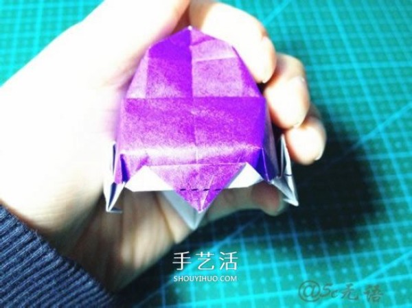 Illustration of how to fold a three-dimensional car, how to fold a hand-made origami car