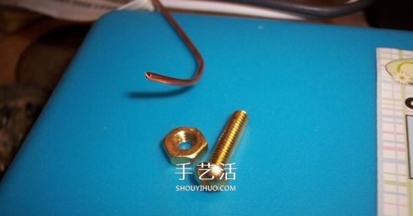 Creative couple rings DIY screw nuts to make creative Valentines Day gifts