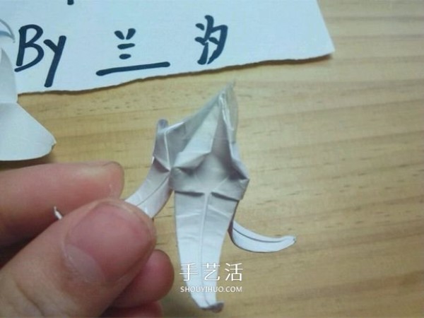 Illustration of folding method of Mandala flower, how to fold white Bana flower by hand