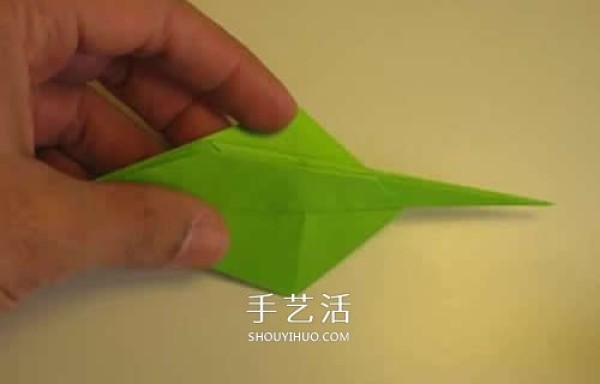 Step-by-step diagrams of hand-made origami pterosaurs. Illustrated process of folding pterosaurs