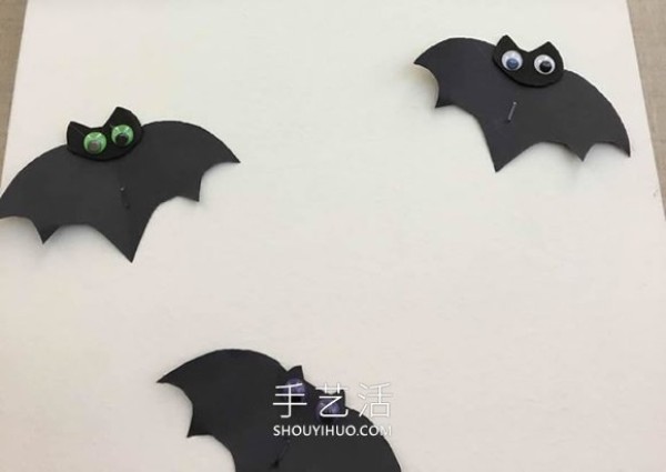 Tutorial on how to make handmade Halloween bat wall decorations in kindergarten