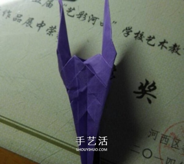 Illustrations of how to fold roses and paper cranes, handmade origami roses and paper cranes