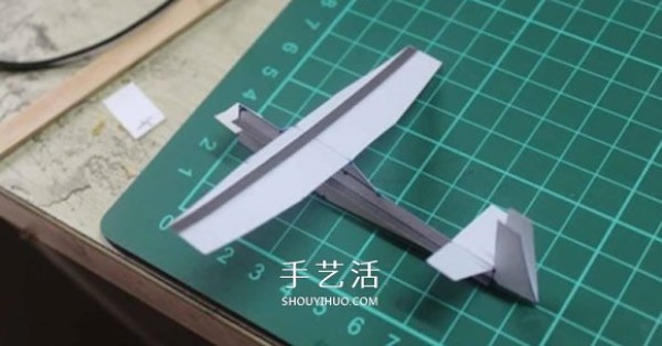 How to make a glider model: Illustration of making a glider model from cardboard