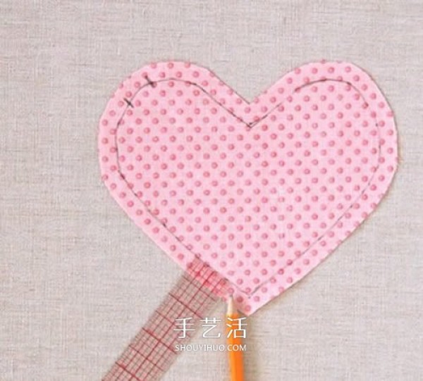 How to make a homemade love coin purse with illustrations of making a heart-shaped coin purse