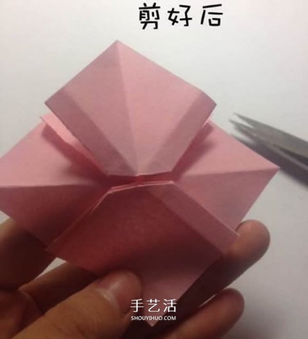 The steps of origami bow and the illustration of how to fold a simple bow