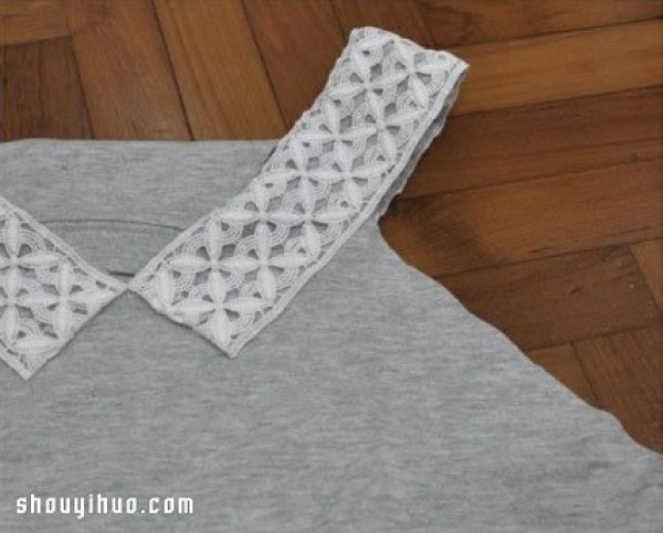 Old cotton T-shirts are handmade into DIY lace collar sleeveless shirts