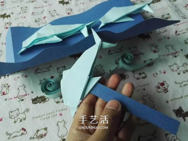 Children can make simple paper toys to control dolphins to swim around