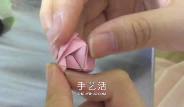 Tutorial on folding flowers on sticky notes with mini rose origami illustrations