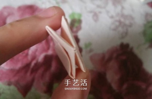 The folding method of lilies is simple and easy to learn. Pictures of how to fold lilies