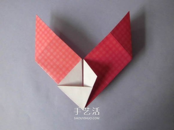 Illustration of the folding method of a love flower arrangement, simple with a vaseHeart-shaped origami vase