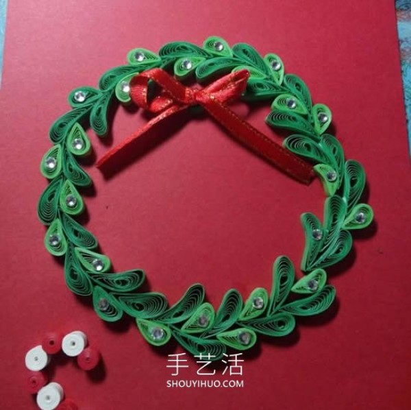 Tutorial on how to make handmade Christmas garland greeting cards from quilled paper