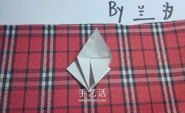 Illustration of folding method of Mandala flower, how to fold white Bana flower by hand