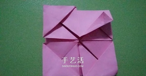 How to fold an octagonal flower basket and how to fold four origami flower baskets step by step" border="0" width ="580" height="303" src="https://img.111diy.com/timthumb.php?src=/d/file/20220112/yuexq5air10.jpg" /></p>
<p>Fold the left and right sides of one of the squares back along the corners near the middle point, and do this for all four. </p>
<p align="center"><img alt="Illustration of how to fold an octagonal flower basket. Step-by-step diagram of how to fold an octagonal flower basket."  alt=