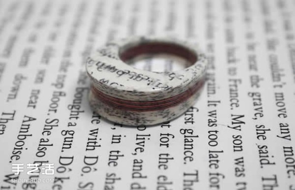 Jewelry made from old books and newspapers has the flavor of time~