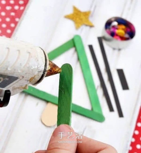 Tutorial on making a Christmas tree from waste materials, Christmas tree decorations are made with ice cream sticks