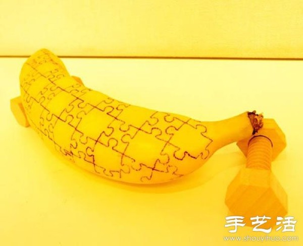 Creative DIY realistic patterns on banana peels