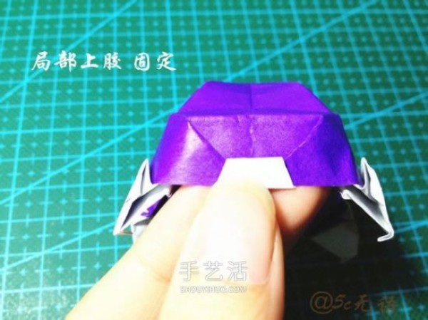 Illustration of how to fold a three-dimensional car, how to fold a hand-made origami car