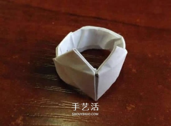 Romantic crafts for lovers: Illustration of folding a love ring from a piece of paper