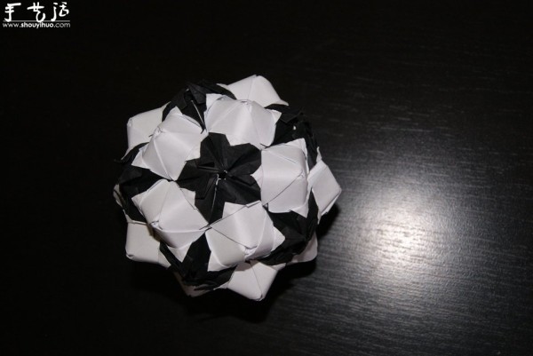 Appreciation of paper-colored love song in black and white with origami works