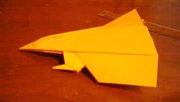 How to fold a good-looking paper airplane. Illustrated tutorial for children to fold a beautiful airplane.