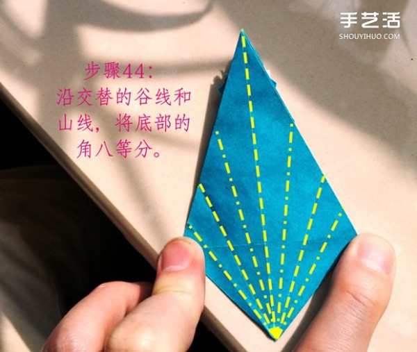 The folding method of the frog on the leaf illustrates the process of the frog on the origami leaf