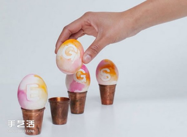 Use watercolor painting and tattoo stickers to DIY beautiful egg decorations