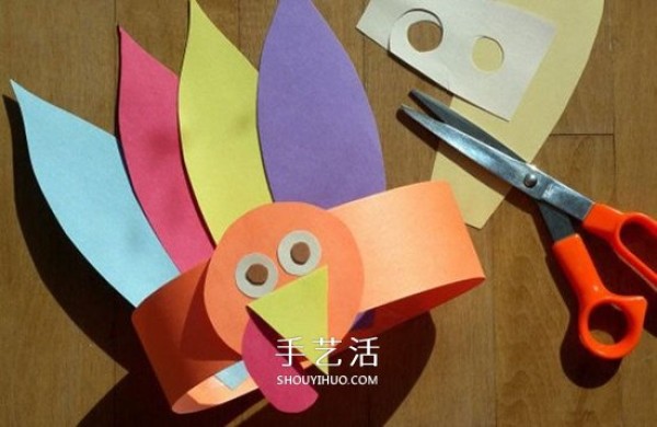 Use cardboard to make a cartoon turkey headdress for Thanksgiving Day handmade production