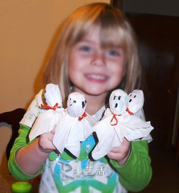 How to make ghost lollipops for toddlers, a simple Halloween lollipop DIY