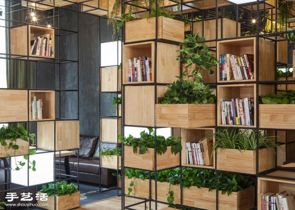 The smart design of Beijing Home Cafe with natural partitions of plants