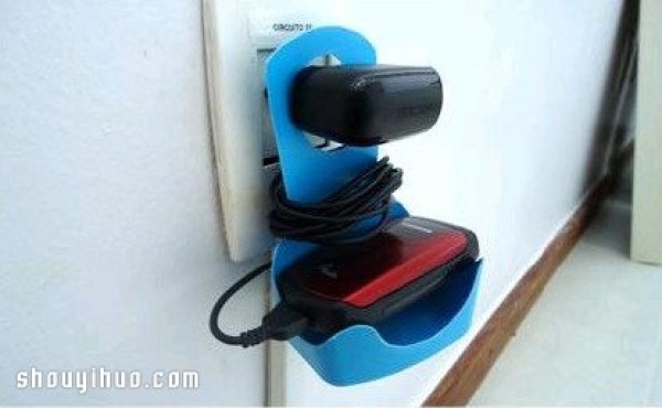 Plastic bottle waste is used to DIY a useful mobile phone charging stand