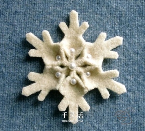 A collection of 18 kinds of non-woven snowflakes with pictures and handmade fabrics to make snowflakes