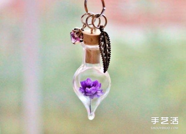 Handmade jewelry: a necklace made by putting dried flowers in a glass container