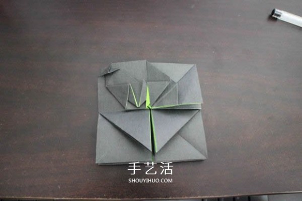 Illustrations of how to fold the NIKE logo using the origami method